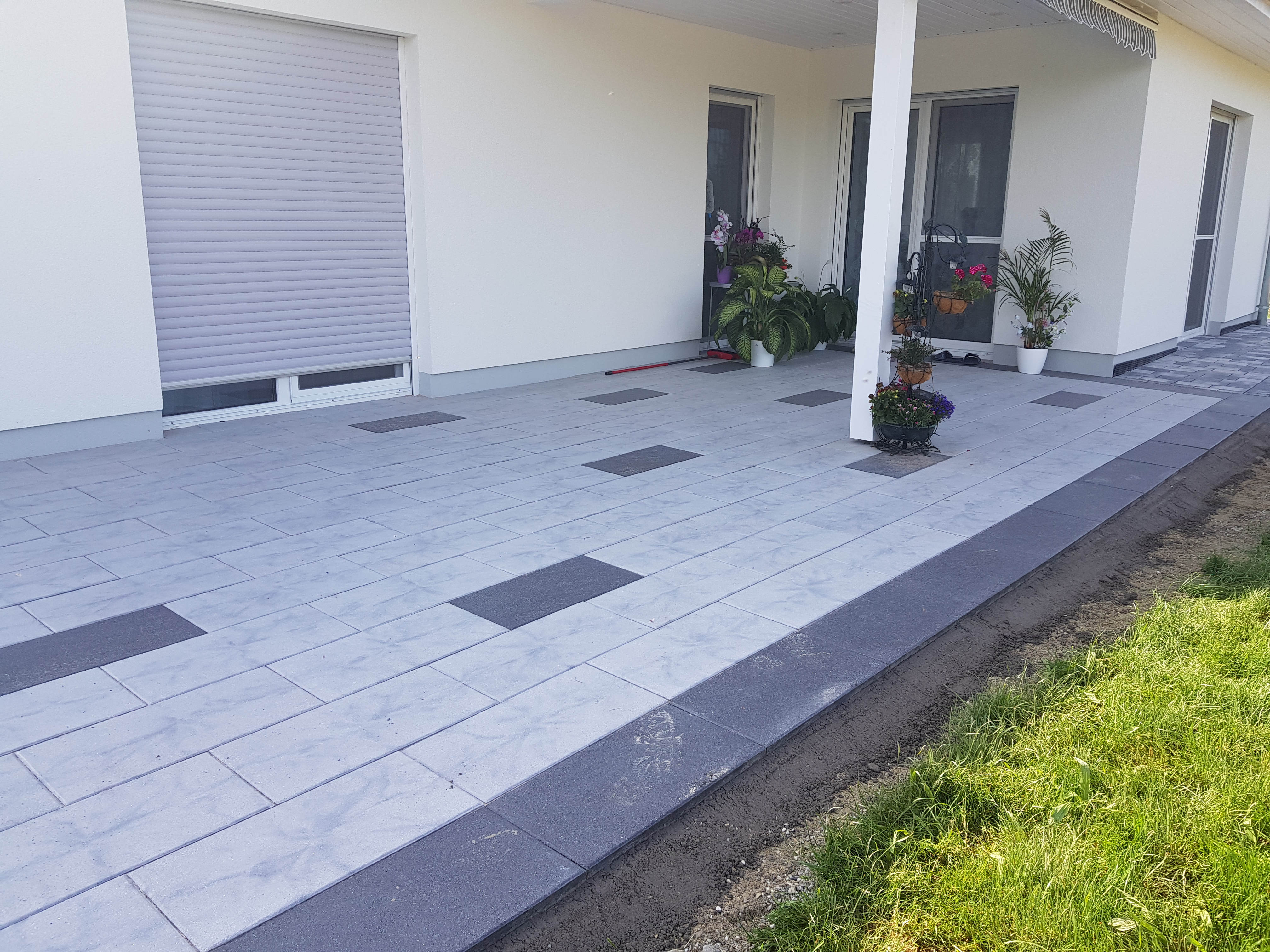 Terrassengestaltung. Terrasse  mit Unterbau und Betonplatten